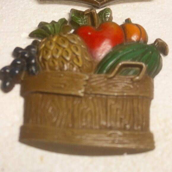 Vintage (1976) Cast Metal Wall Hanging Vegetable and Fruit Decor Retro Lot of 4 - Picture 5 of 7